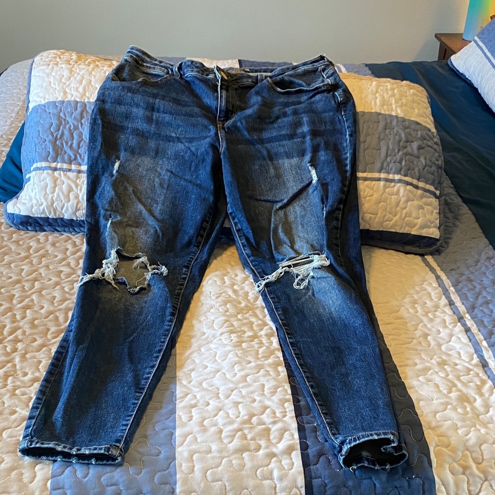 Distressed Blue Jeans w/stretch